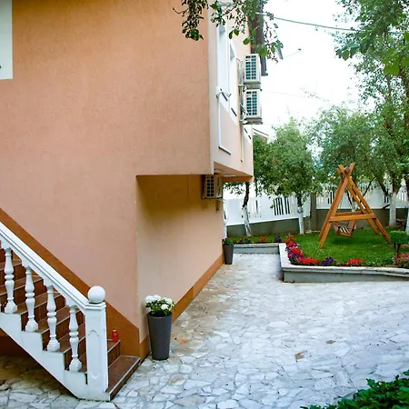 Golden House * Konjic